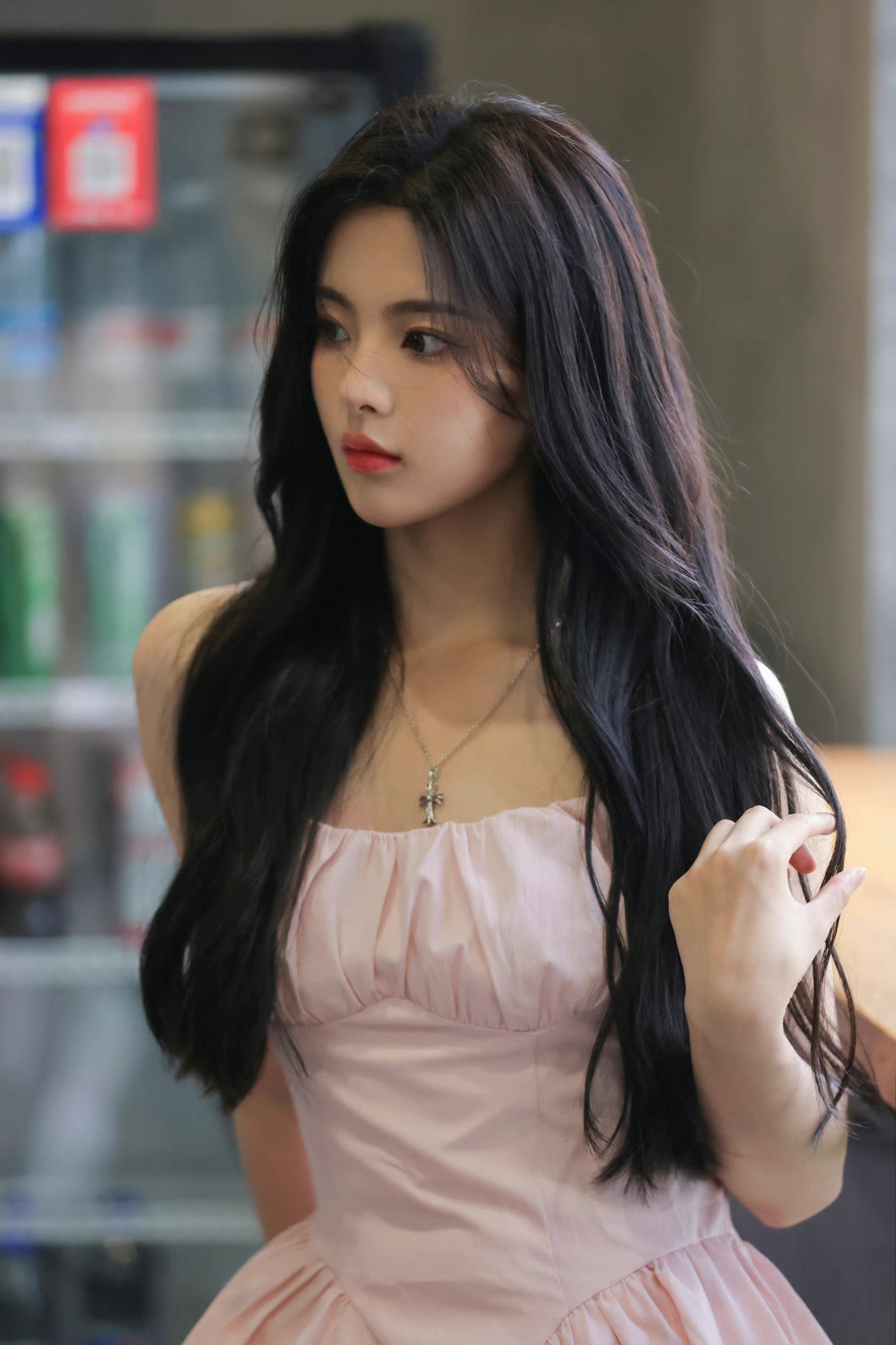 杨超越粉色抹胸连衣裙生日写真青春活力粉嫩少女生日快乐啊