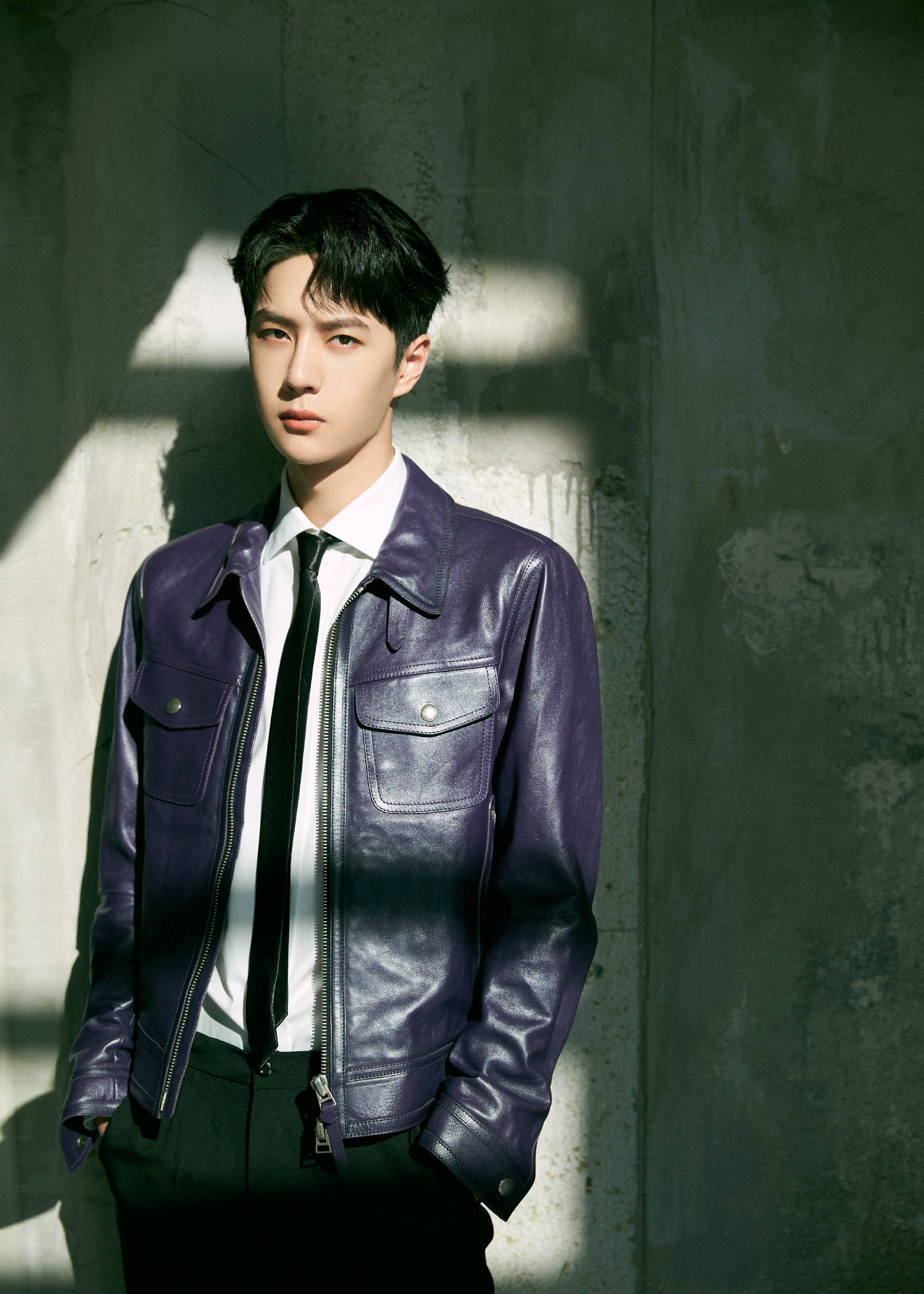 王一博华彩少年造型… 紫色皮衣   白衬衫 黑领带