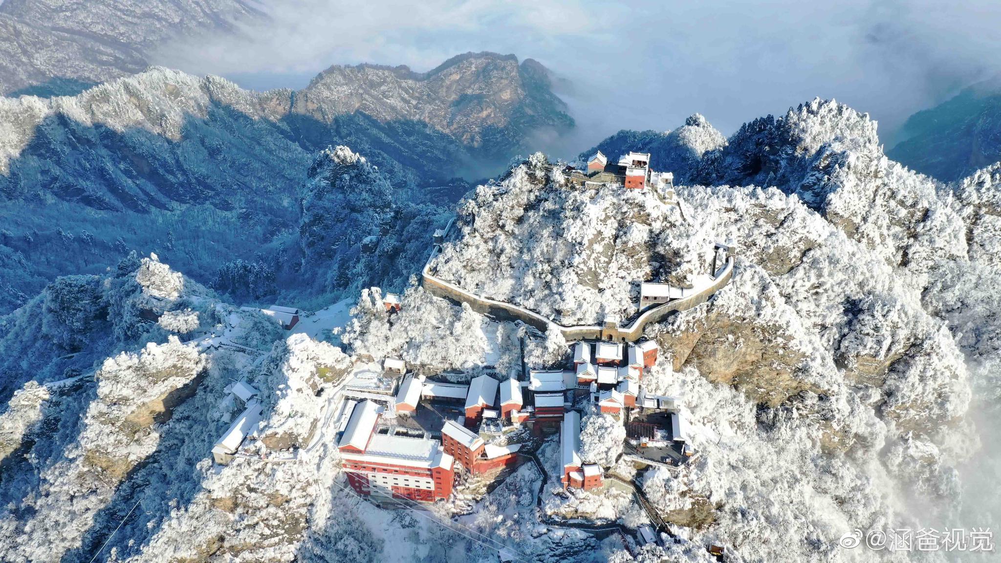 站在世界文化遗产"武当山金顶眺望,巍巍群山银装素裹,玉树琼枝