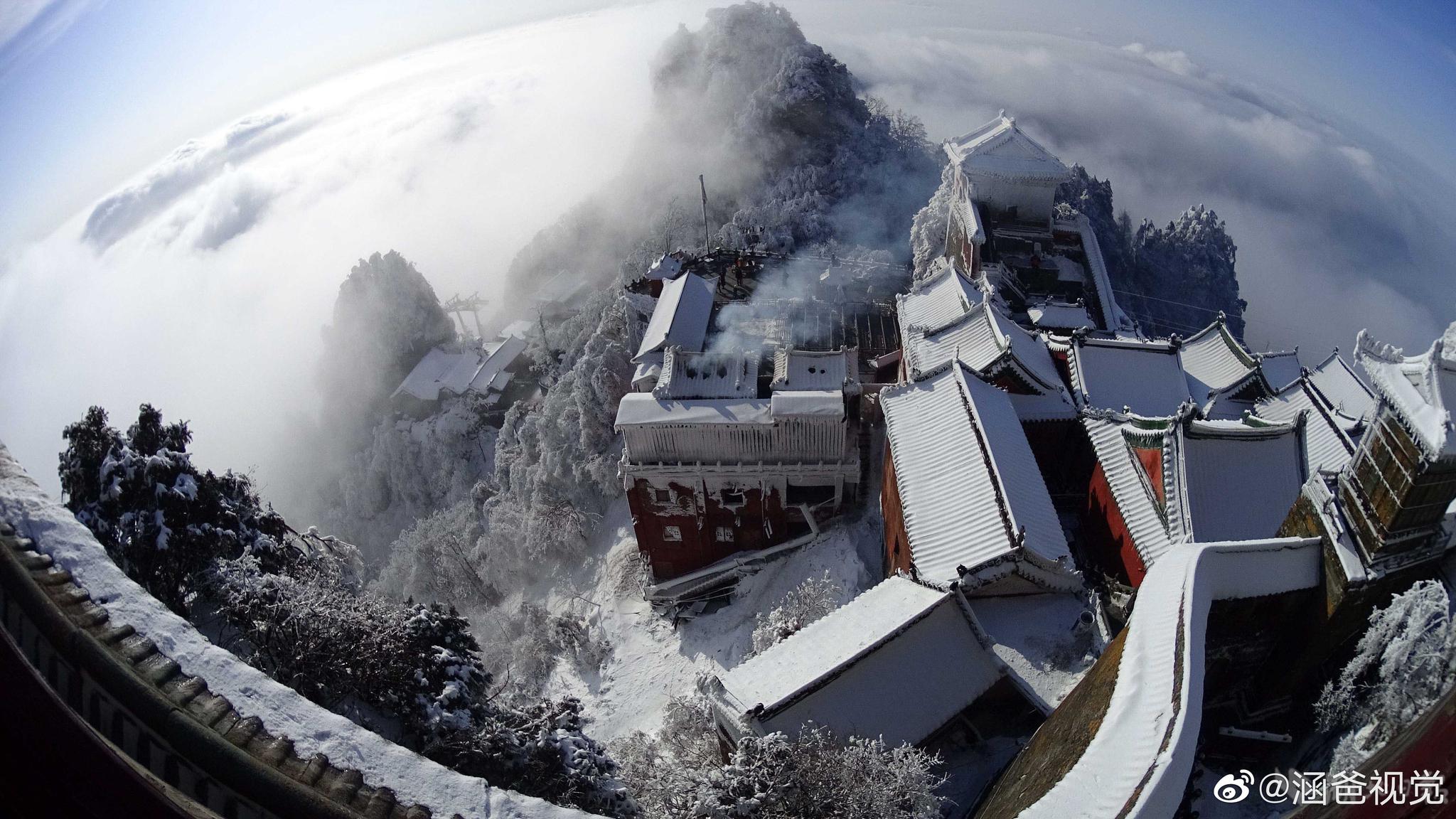 站在世界文化遗产"武当山金顶眺望,巍巍群山银装素裹,玉树琼枝