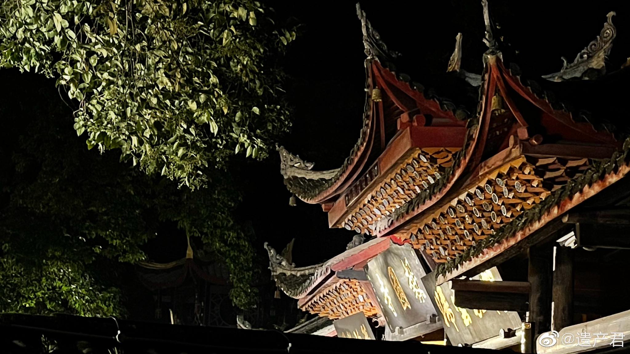 峨眉山夜色,峨眉山上分布着几十处古代的寺院……__财经头条