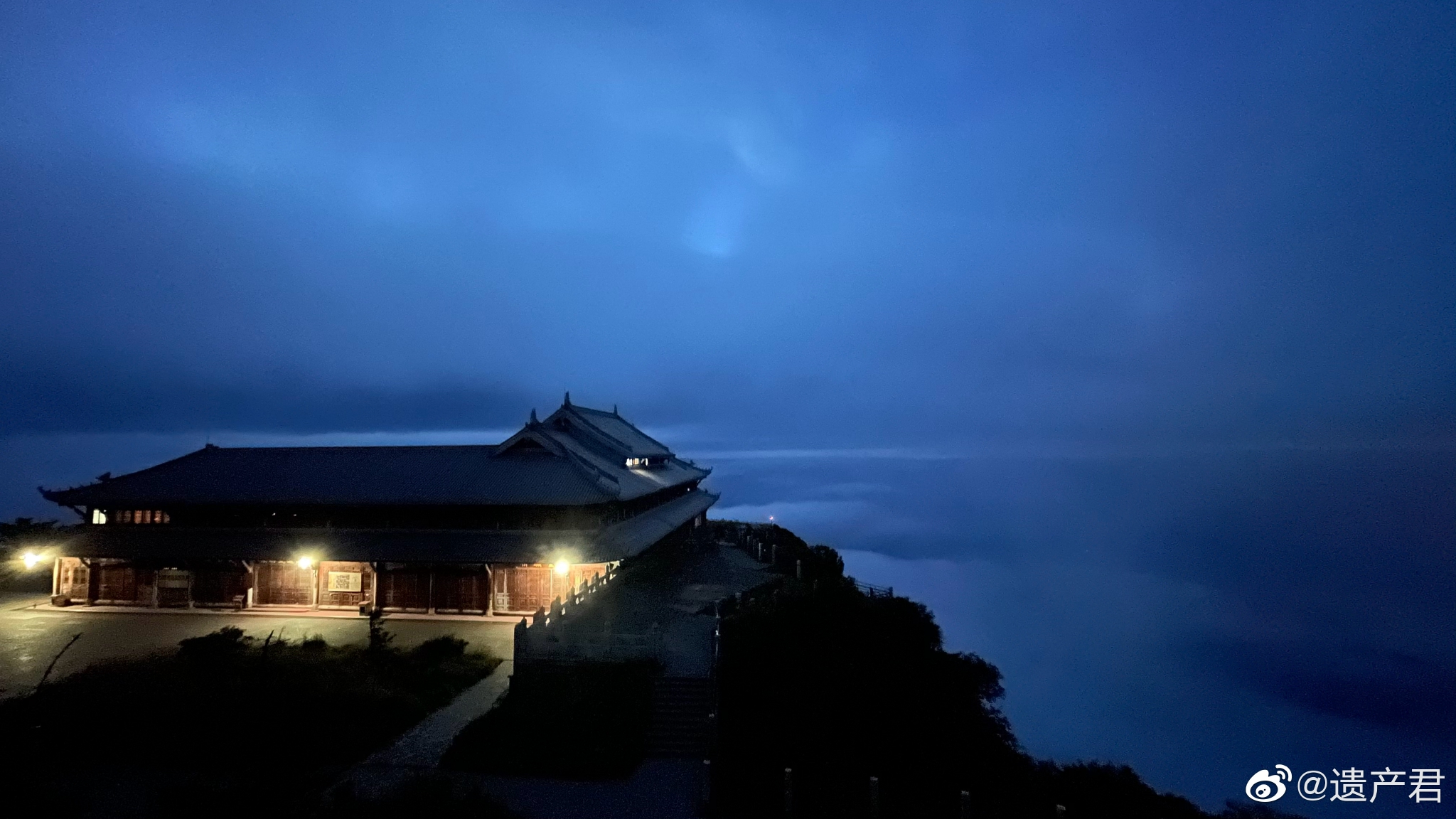 峨眉山夜色,峨眉山上分布着几十处古代的寺院……__财经头条
