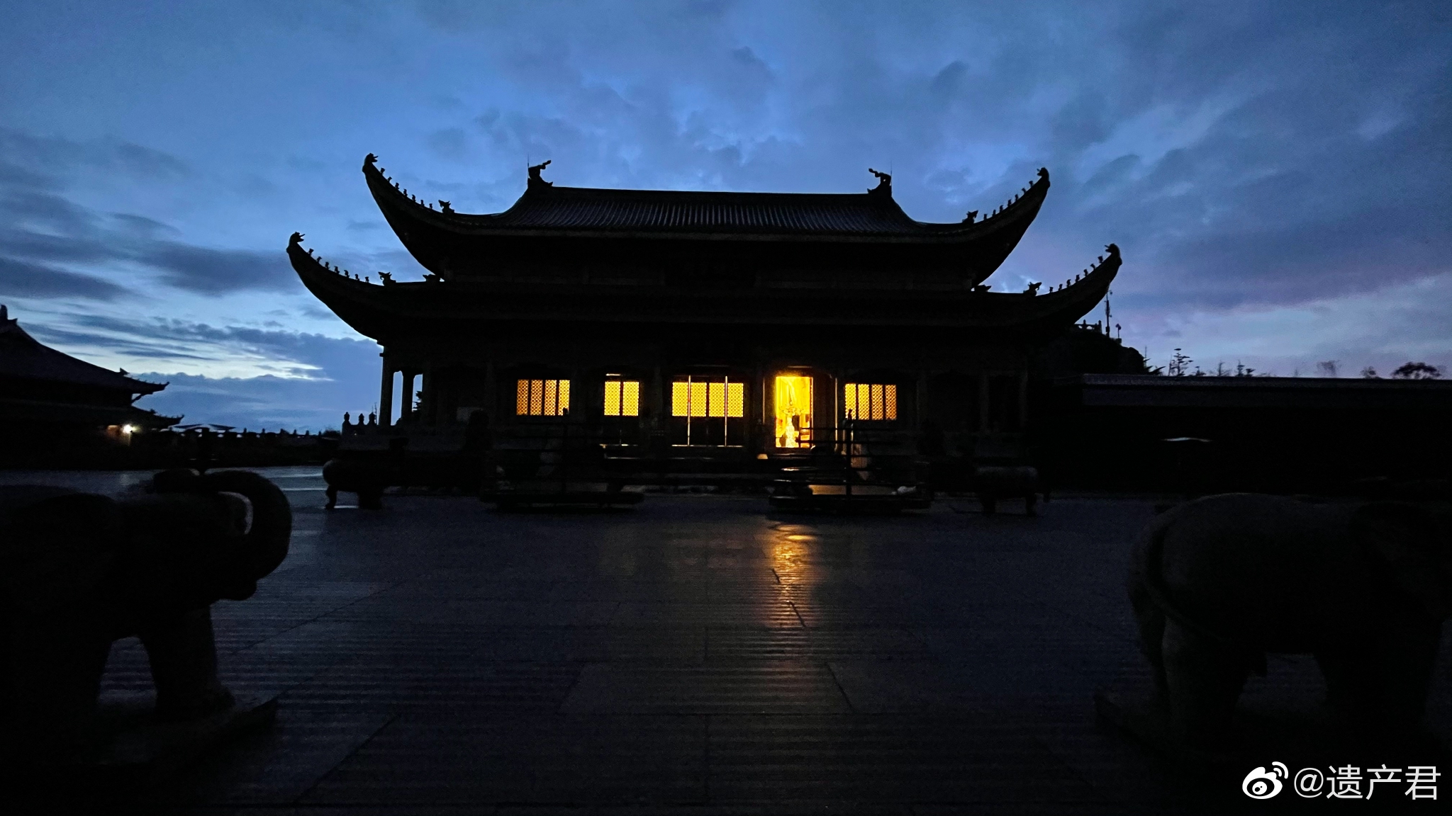 峨眉山夜色峨眉山上分布着几十处古代的寺院