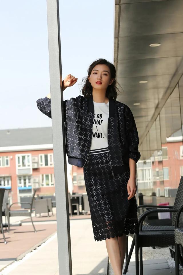 黑色polo领上衣搭配牛仔裤演绎时尚休闲风,裤子的拼色设计实力抢镜,为