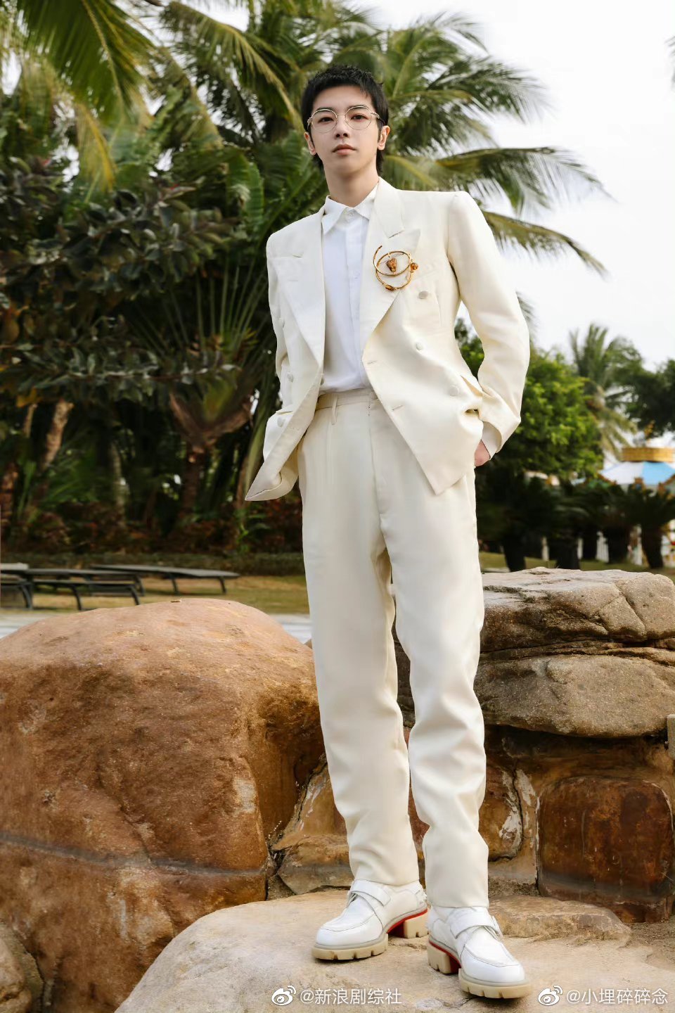 华晨宇白西装海岛大片来啦 白衬衫 眼镜,好儒雅的花花!