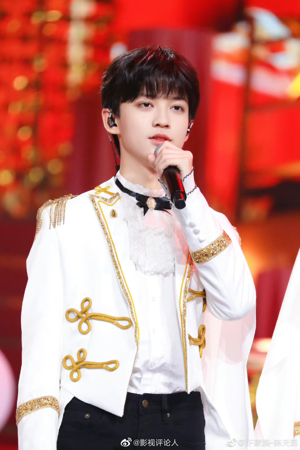 tf家族三代晒2023新年音乐会《瞬间》舞台花絮照__财经头条