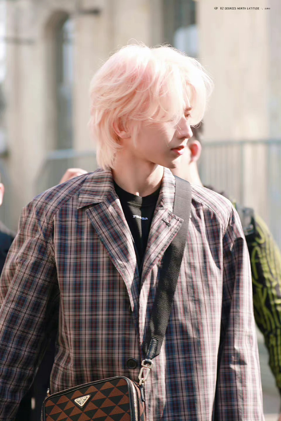 蔡徐坤米兰时装周饭拍,撕漫男照进现实