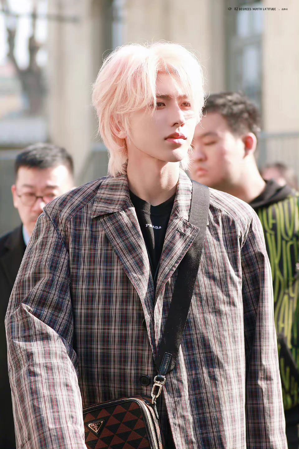 蔡徐坤米兰时装周饭拍,撕漫男照进现实