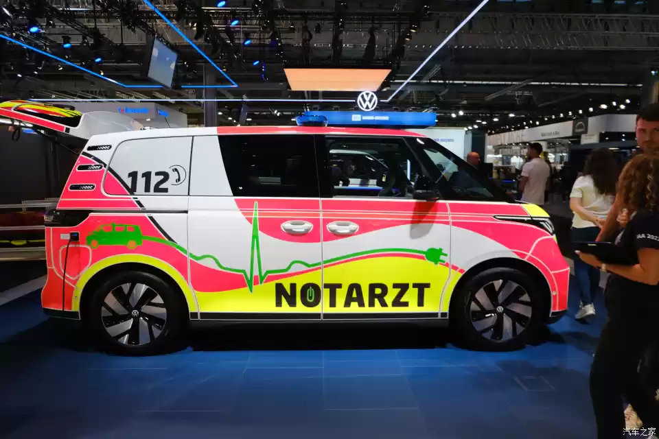 努力工作的复古车上线!大众id.buzz救护车首发!__财经头条