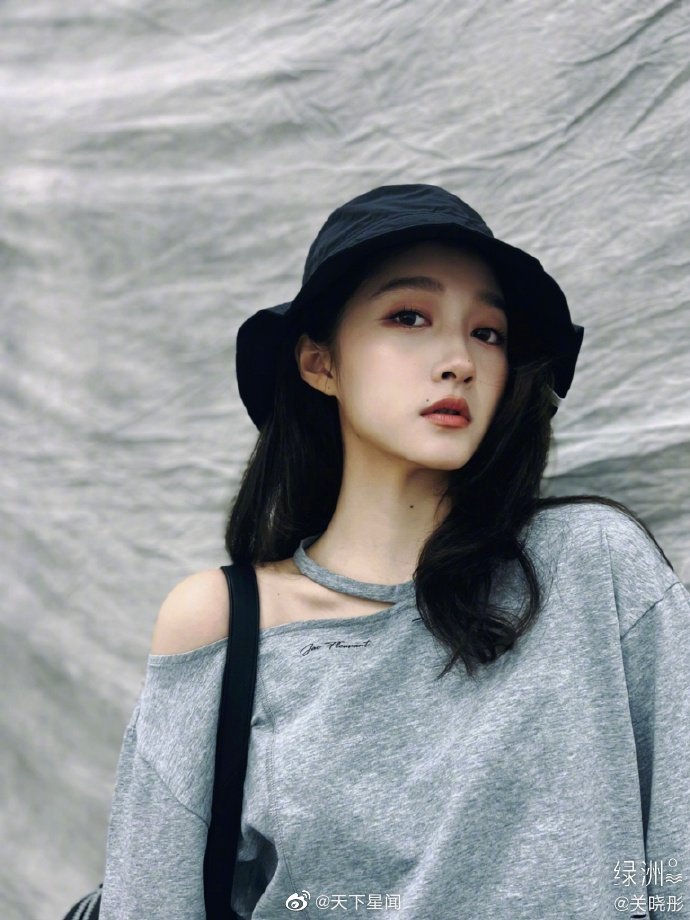 关晓彤晒日常照"逐渐拍不着脸" 穿搭慵懒帅气小秀香肩_高清图集_新浪