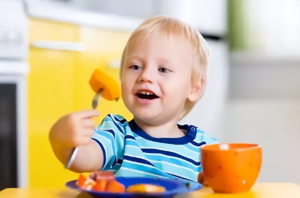 自主进食能提高宝宝的智商和自信，几时开始？家长怎么帮助孩子休闲区蓝鸢梦想 - Www.slyday.coM