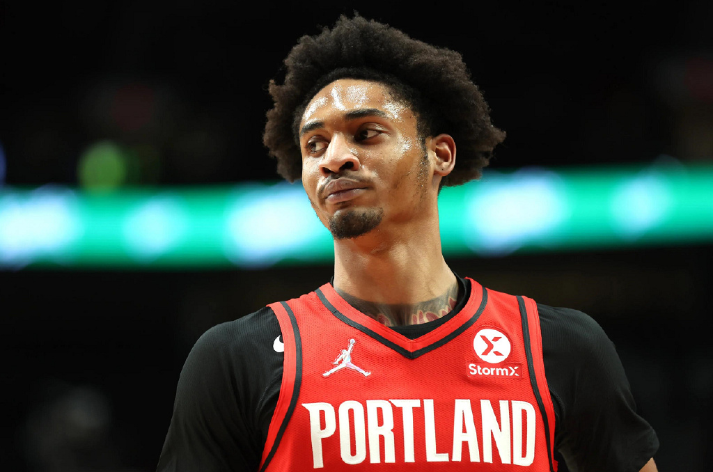 将由达米安-利拉德(damian lillard),安芬尼-西蒙斯(anfernee simons)