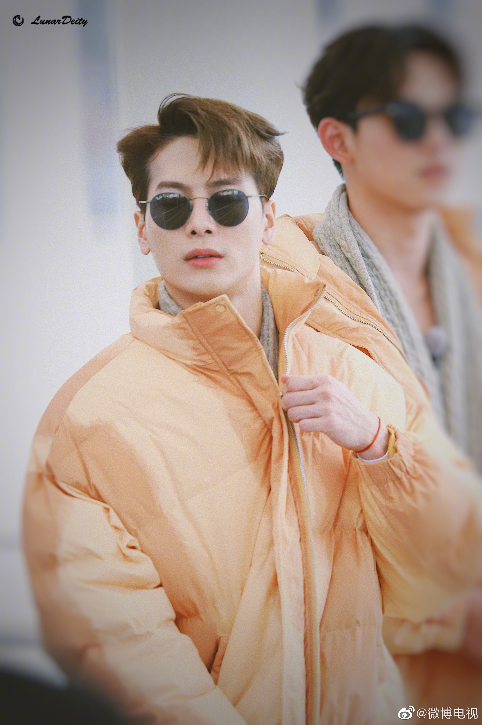 今日 中@王嘉尔 一身橙色羽绒服搭配灰色围巾亮相