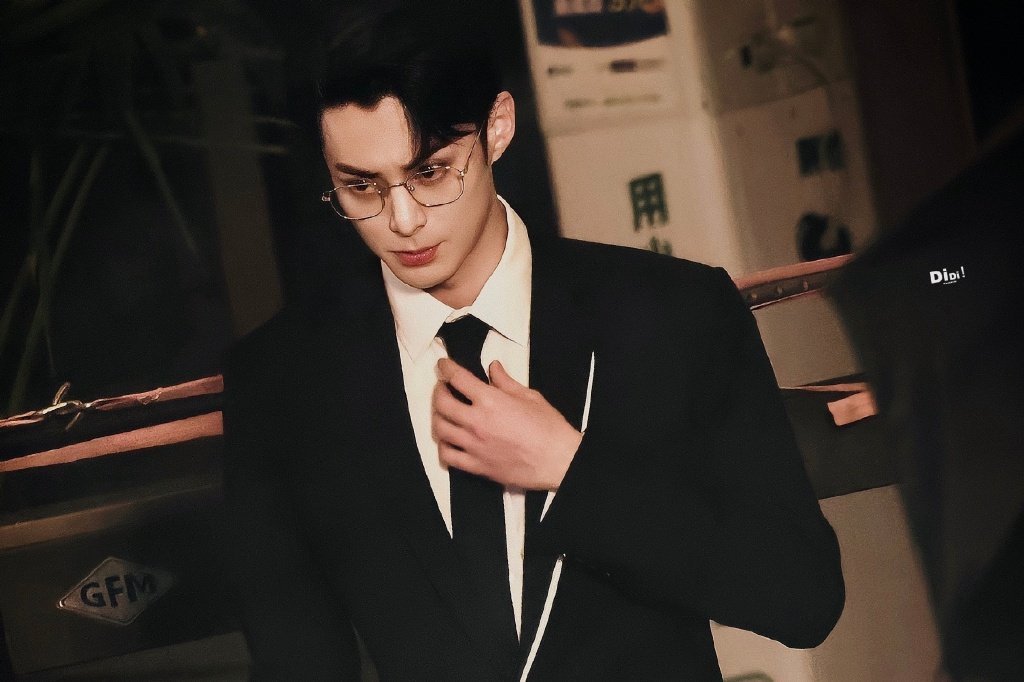 王鹤棣《以爱为营》上班 下班自拍! 我们棣棣真的太帅了吧!__财经头条