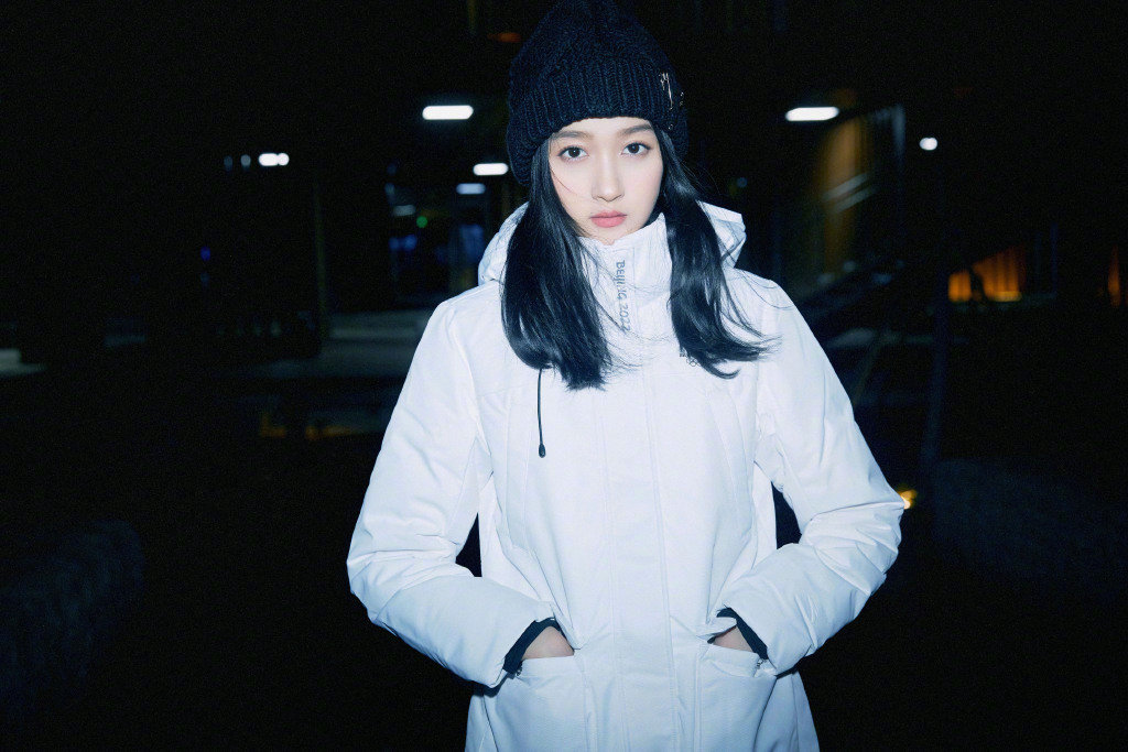 关晓彤身着纯白色羽绒服保暖又简洁……_高清图集_新浪网