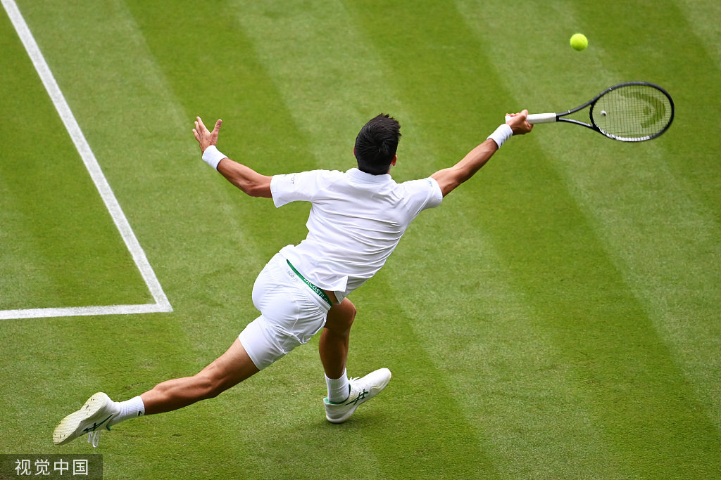 德约科维奇在一场2018温网决赛重演中上演久违的直落三盘