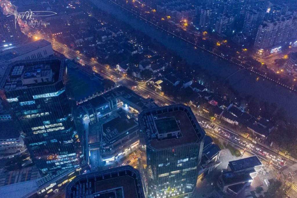 航拍夜杭州之远洋乐堤港运河边的艺术购物中心