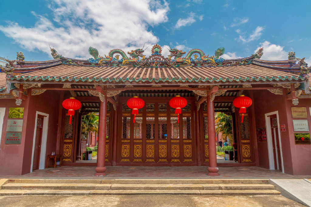 在广东汕尾海丰县城里,有一处外观整体呈红色的地标建筑,资料记载始建