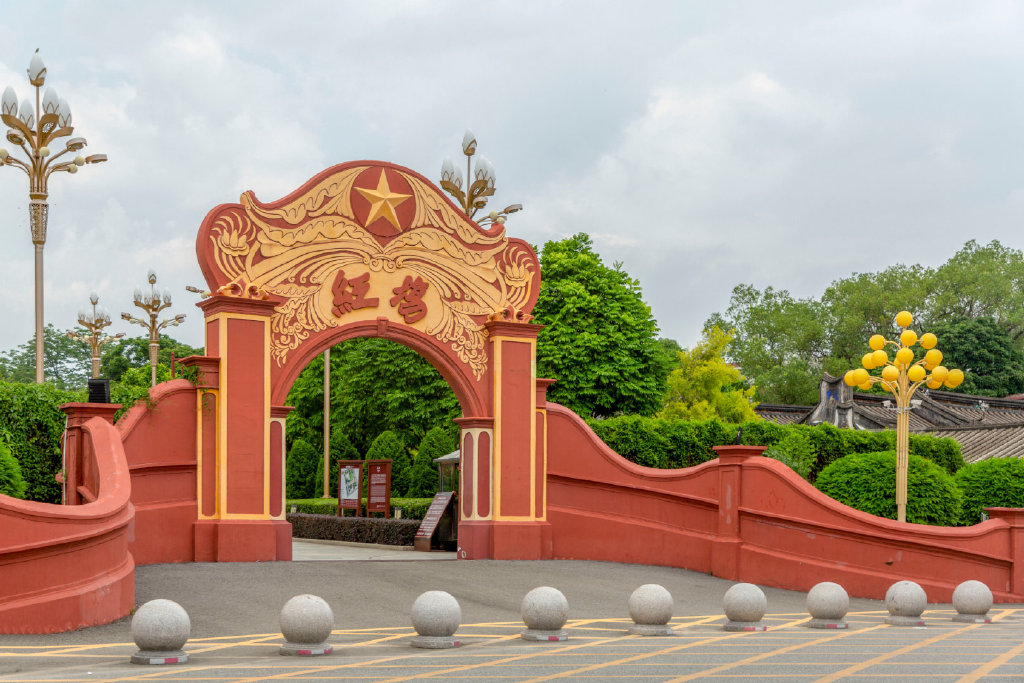 在广东汕尾海丰县城里,有一处外观整体呈红色的地标建筑,资料记载始建