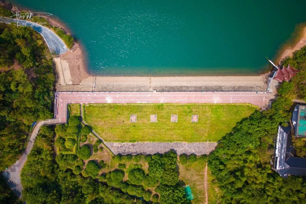 航拍40度高温下的甘岭水库,旁边就是有112年历史的长乐林场休闲区蓝鸢梦想 - Www.slyday.coM 航拍40度高温下的甘岭水库,旁边就是有112年历史的长乐林场休闲区蓝鸢梦想 - Www.slyday.coM