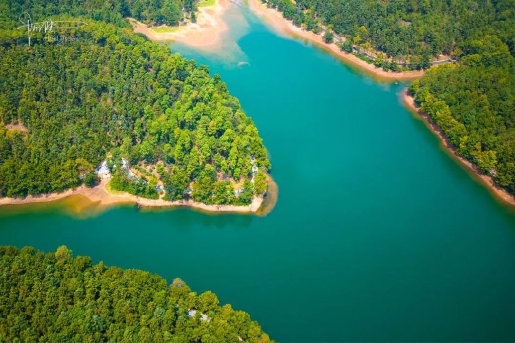 航拍40度高温下的甘岭水库,旁边就是有112年历史的长乐林场休闲区蓝鸢梦想 - Www.slyday.coM 航拍40度高温下的甘岭水库,旁边就是有112年历史的长乐林场休闲区蓝鸢梦想 - Www.slyday.coM