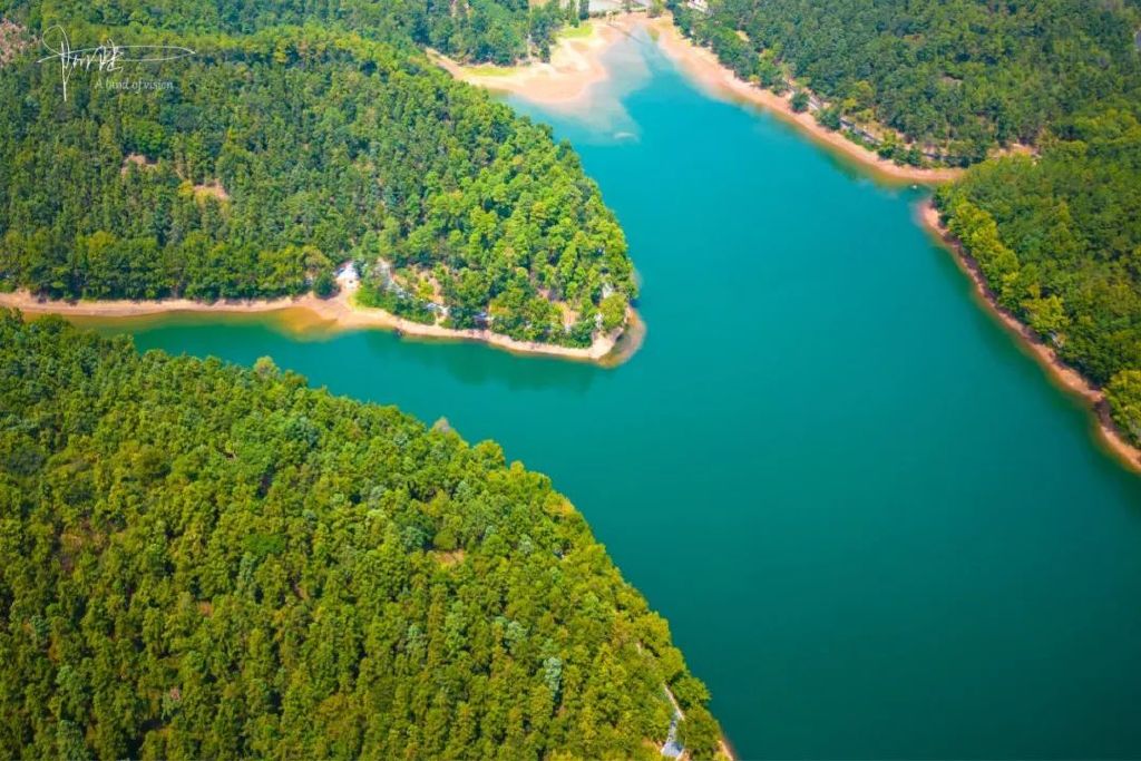 航拍40度高温下的甘岭水库,旁边就是有112年历史的长乐林场休闲区蓝鸢梦想 - Www.slyday.coM 航拍40度高温下的甘岭水库,旁边就是有112年历史的长乐林场休闲区蓝鸢梦想 - Www.slyday.coM