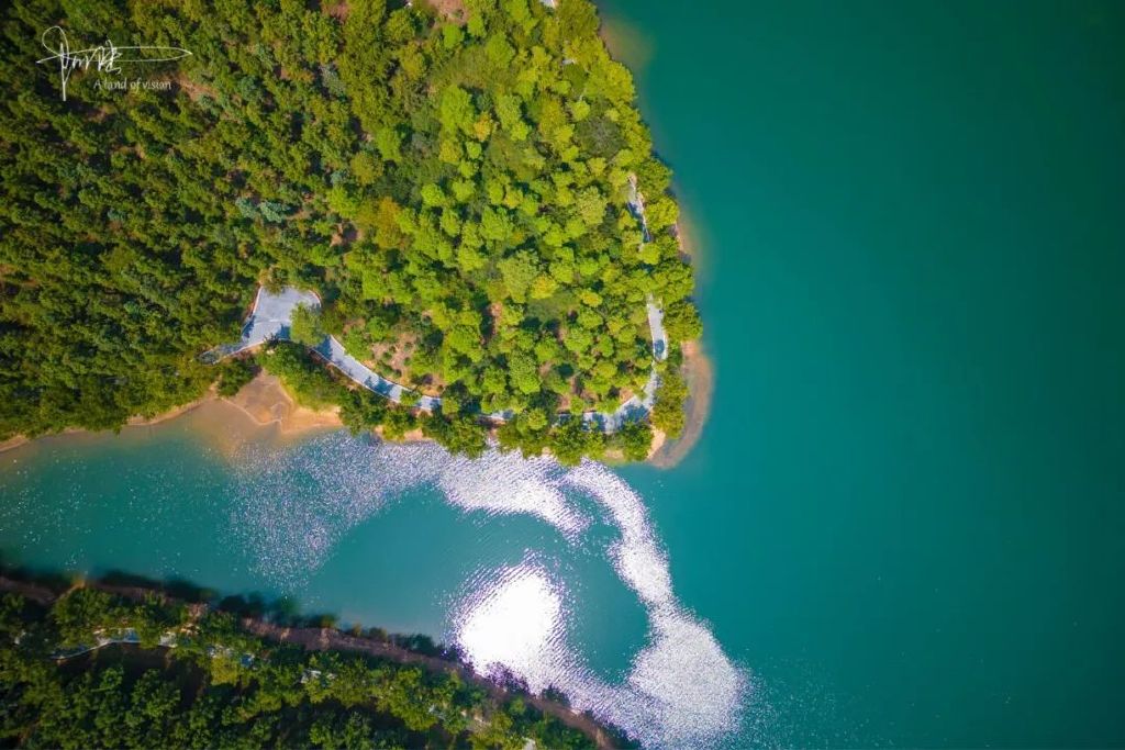 航拍40度高温下的甘岭水库,旁边就是有112年历史的长乐林场休闲区蓝鸢梦想 - Www.slyday.coM 航拍40度高温下的甘岭水库,旁边就是有112年历史的长乐林场休闲区蓝鸢梦想 - Www.slyday.coM