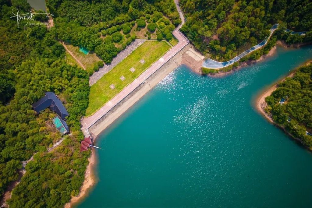 航拍40度高温下的甘岭水库,旁边就是有112年历史的长乐林场休闲区蓝鸢梦想 - Www.slyday.coM 航拍40度高温下的甘岭水库,旁边就是有112年历史的长乐林场休闲区蓝鸢梦想 - Www.slyday.coM