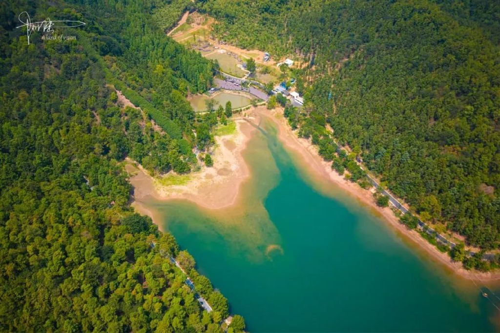 航拍40度高温下的甘岭水库,旁边就是有112年历史的长乐林场休闲区蓝鸢梦想 - Www.slyday.coM 航拍40度高温下的甘岭水库,旁边就是有112年历史的长乐林场休闲区蓝鸢梦想 - Www.slyday.coM