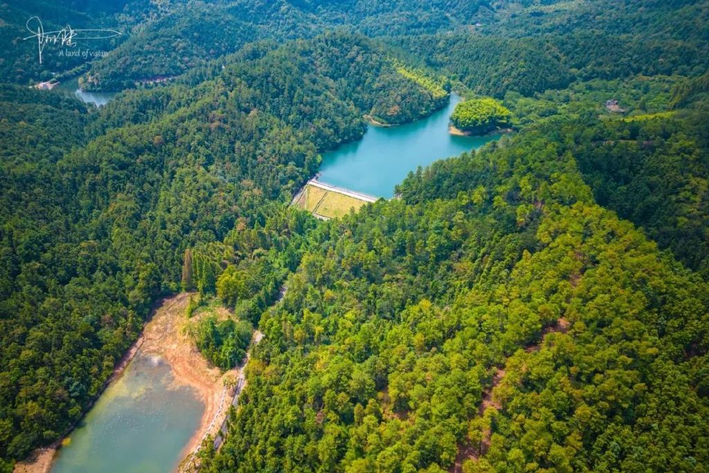 航拍40度高温下的甘岭水库,旁边就是有112年历史的长乐林场休闲区蓝鸢梦想 - Www.slyday.coM 航拍40度高温下的甘岭水库,旁边就是有112年历史的长乐林场休闲区蓝鸢梦想 - Www.slyday.coM