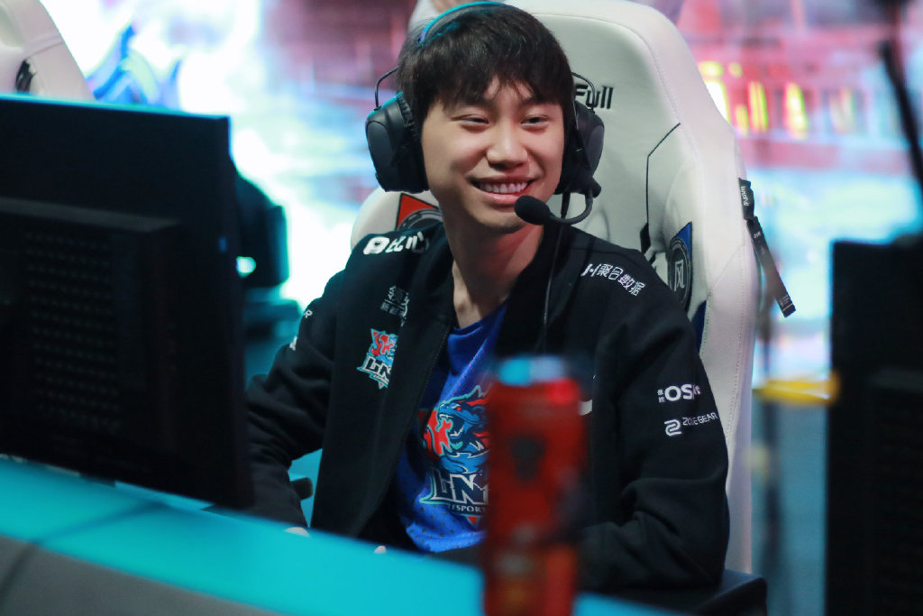 上路被爆,下路有差距!V5倒在冒泡赛,Rookie连续三年无缘世界赛休闲区蓝鸢梦想 - Www.slyday.coM 上路被爆,下路有差距!V5倒在冒泡赛,Rookie连续三年无缘世界赛休闲区蓝鸢梦想 - Www.slyday.coM