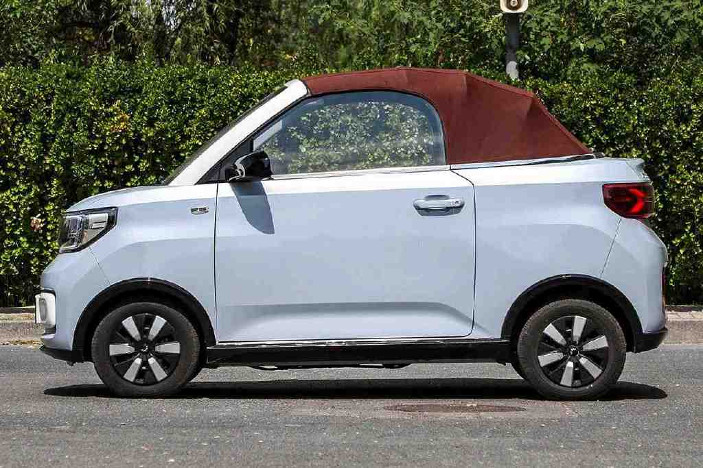 前脸部分,这辆五菱宏光mini敞篷版的大灯造型和gb版车型一致,使用了c