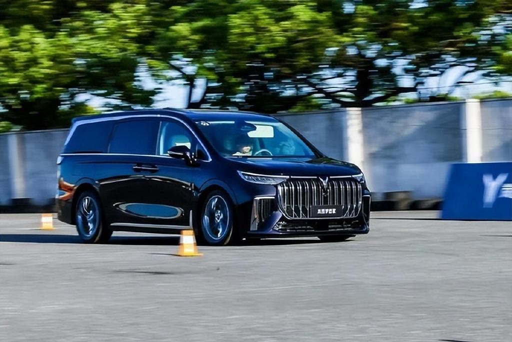 豪华MPV用户最看重的安全和舒适 岚图梦想家给你安排得明明白白休闲区蓝鸢梦想 - Www.slyday.coM