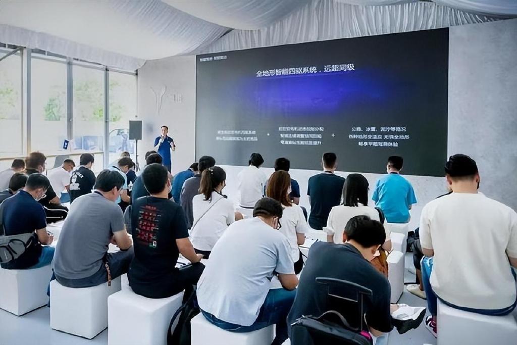 豪华MPV用户最看重的安全和舒适 岚图梦想家给你安排得明明白白休闲区蓝鸢梦想 - Www.slyday.coM