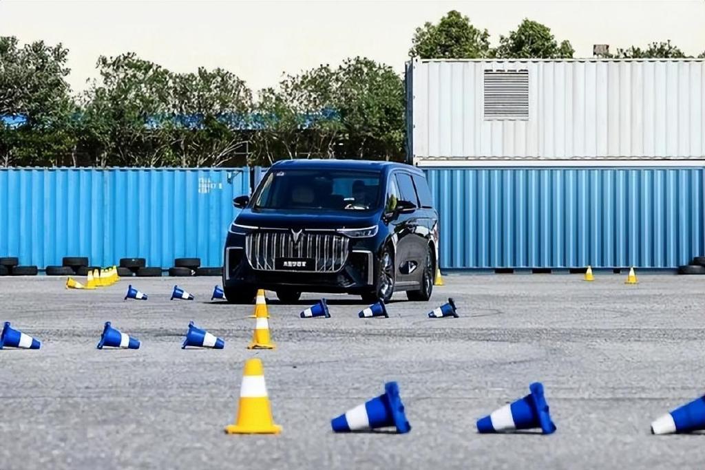 豪华MPV用户最看重的安全和舒适 岚图梦想家给你安排得明明白白休闲区蓝鸢梦想 - Www.slyday.coM