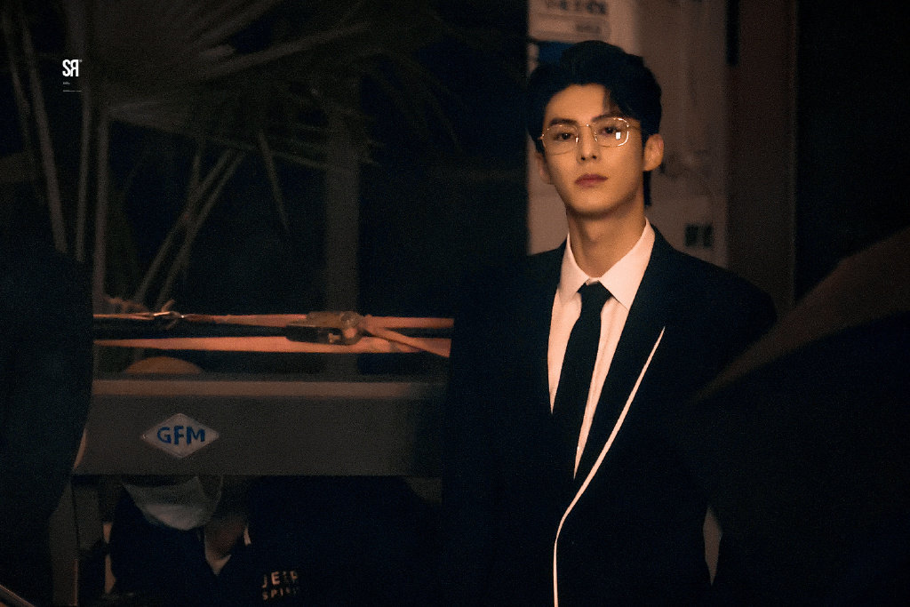 王鹤棣《以爱为营》上班 下班自拍! 我们棣棣真的太帅了吧!__财经头条