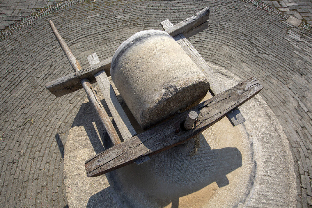 俗话说"磨为虎,碾为龙",老一辈认为石磨是白虎的化身,石碾子是苍龙的