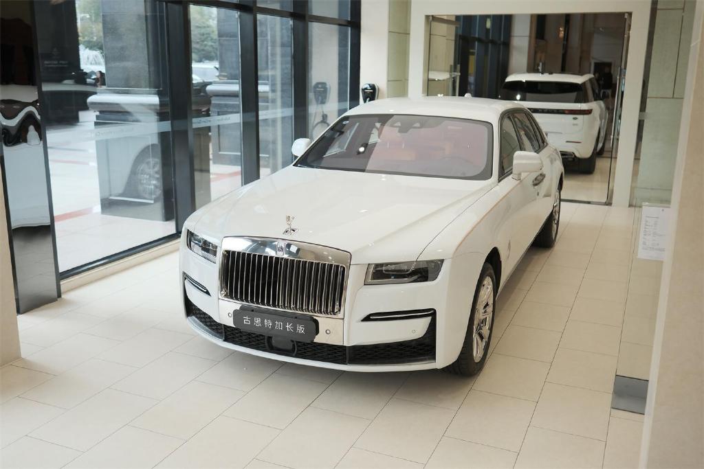 外观方面,劳斯莱斯古思特前脸的神庙造型的进气格栅面积将进一步加大