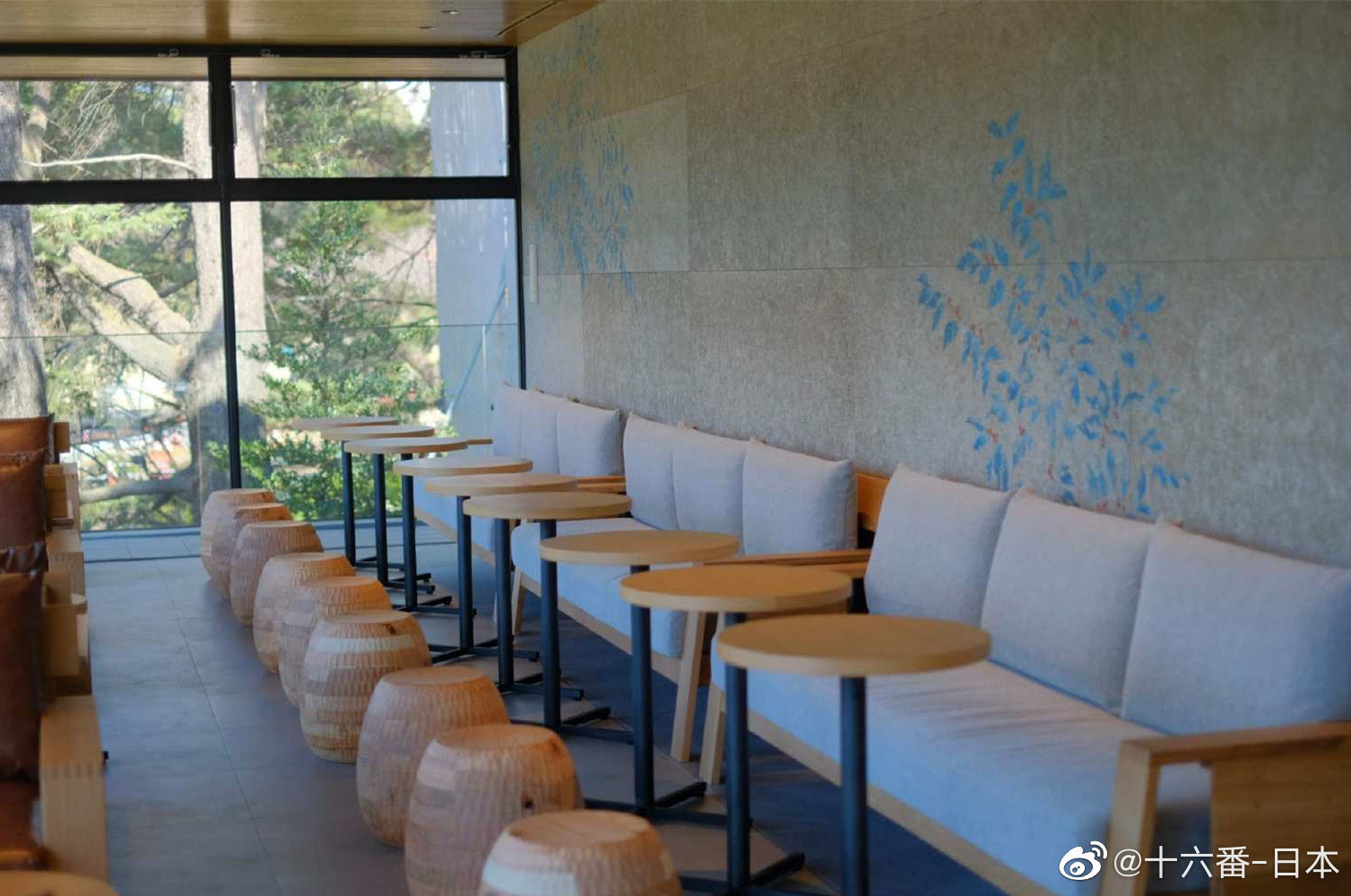 日本星巴克于3月日在东京新宿御苑开设了新店 日本星巴克于3月日在东京新宿御苑开设了新店