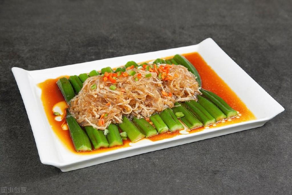 食材:秋葵,粉丝,小米辣,大蒜,植物油,生抽.做法:1.