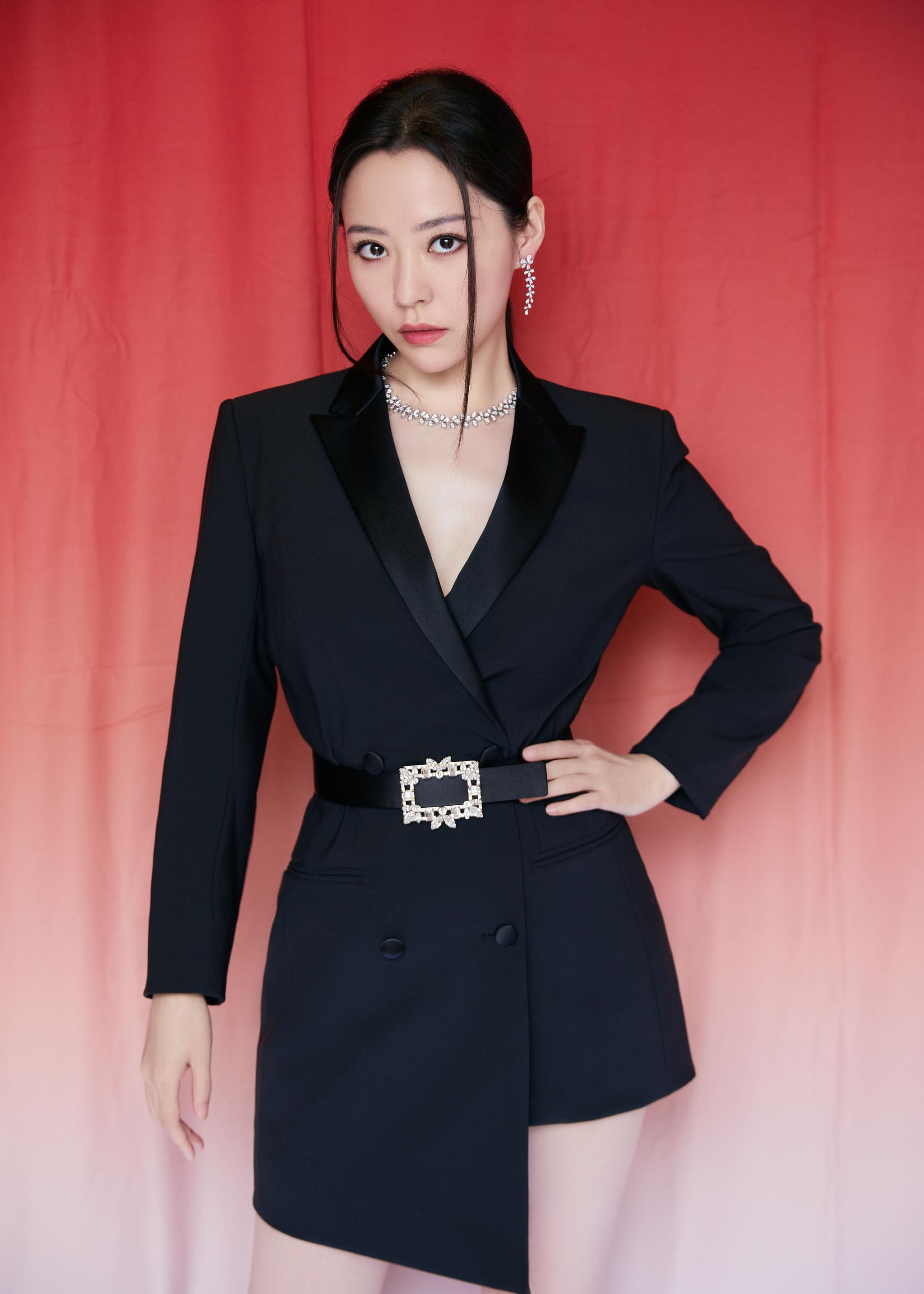 v领双排扣西装裙搭配黑色高跟鞋,@张靓颖 于今日出席 红毯