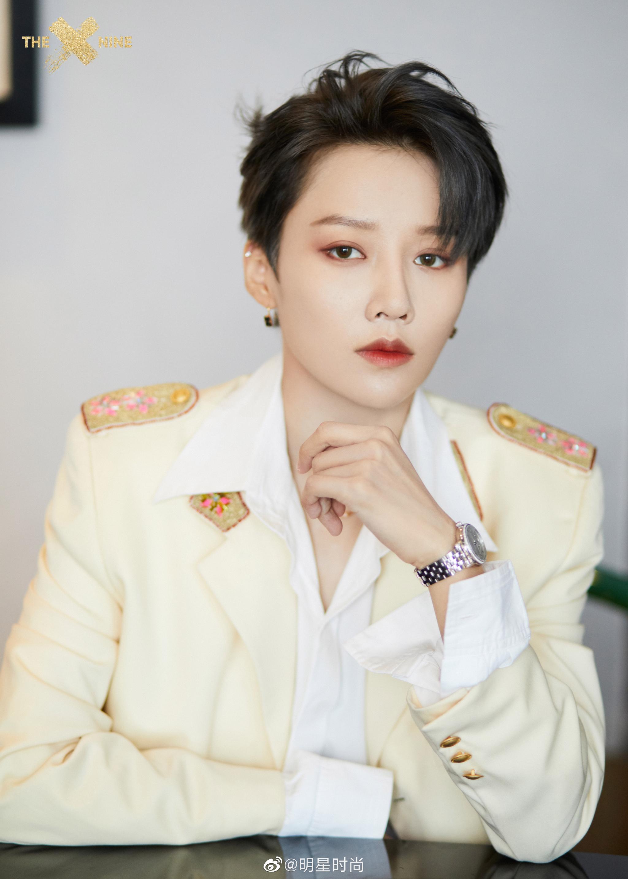 今日刘雨昕最新造型,她身穿一身米黄色西装又a又飒_高清图集_新浪网