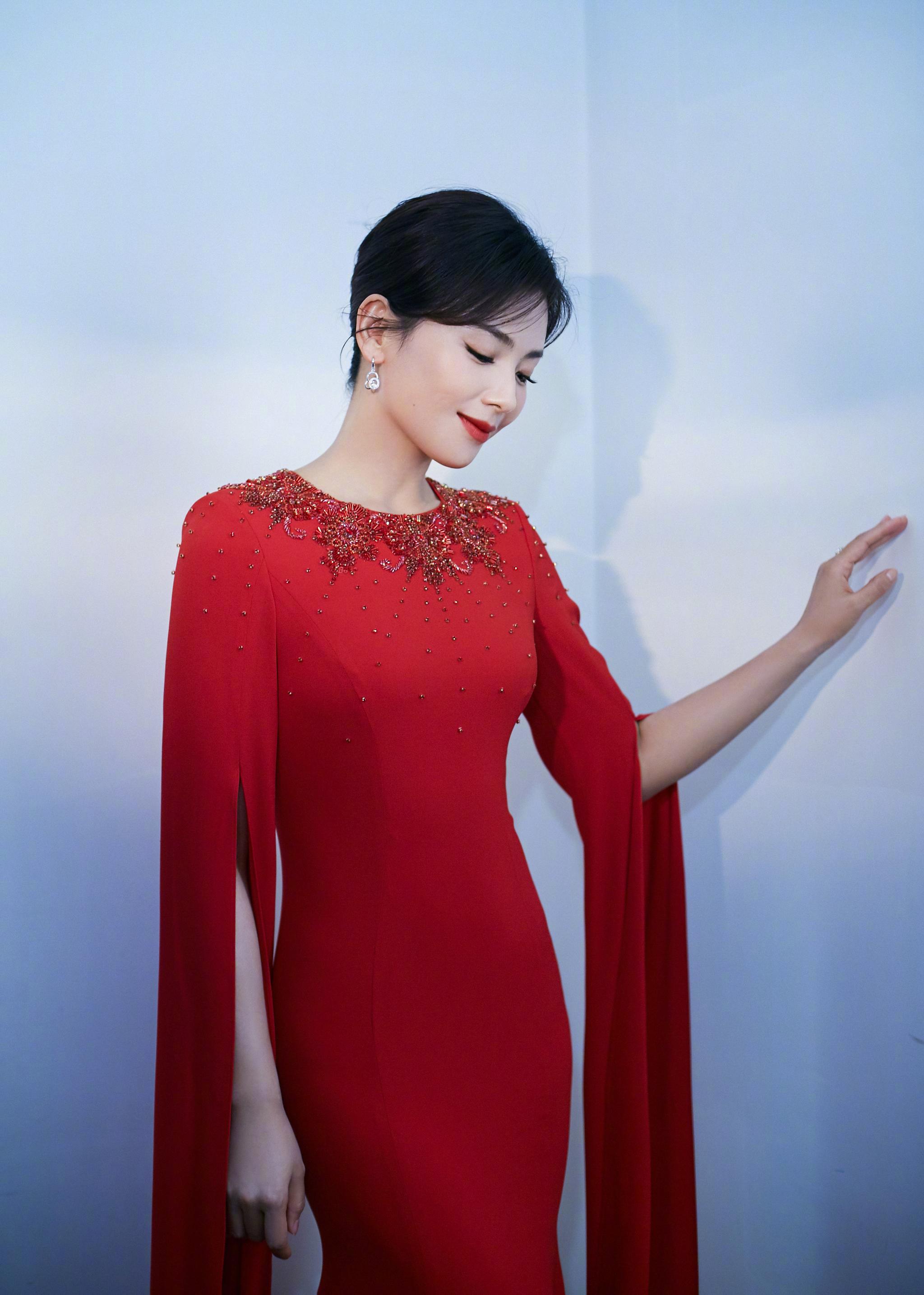 刘涛tamia 身穿正红色礼服,以嘉宾主持人的身份参加央视国庆特别侥靠