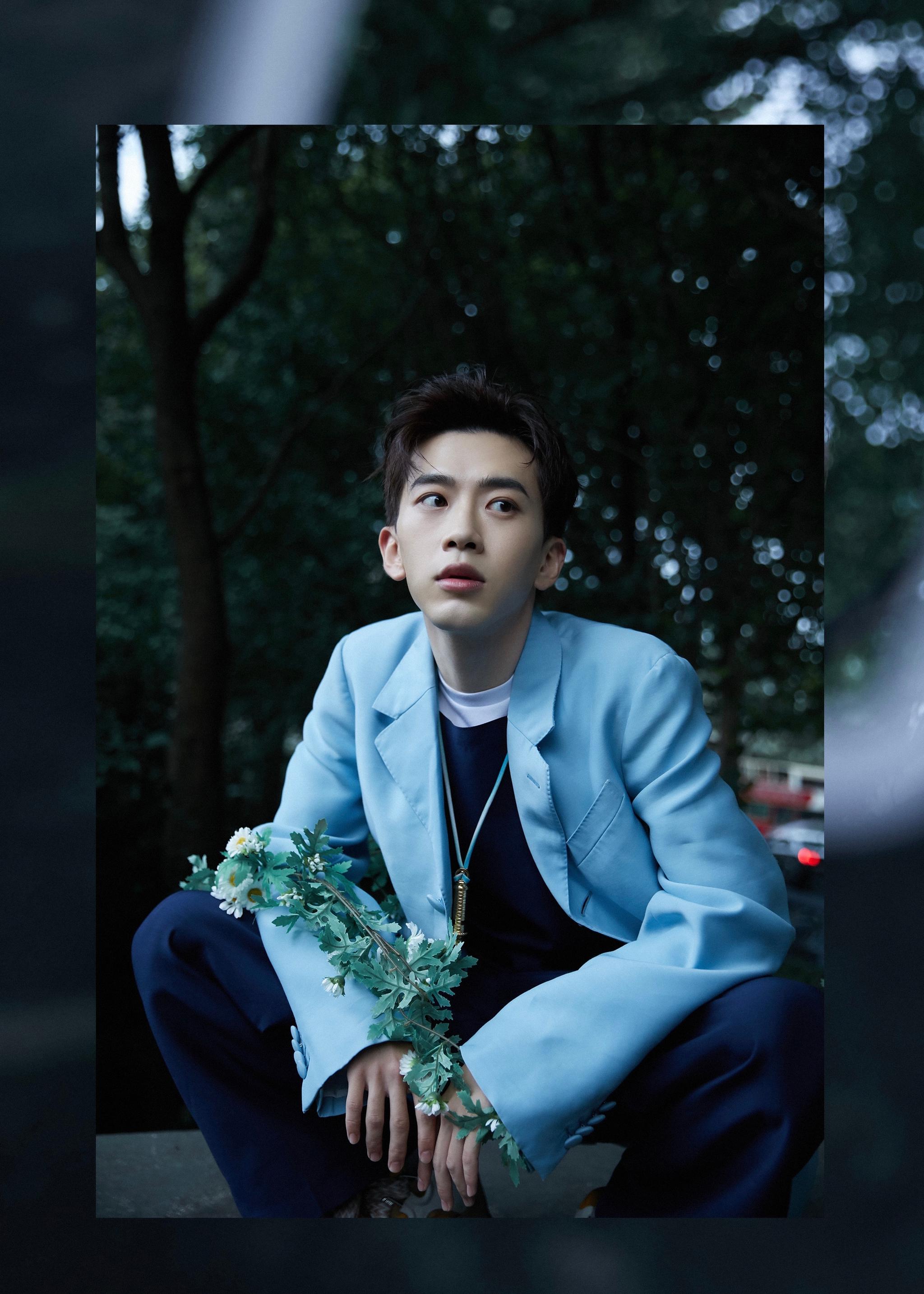 今晚@费启鸣 身穿淡蓝西装外套叠搭深蓝背带裤