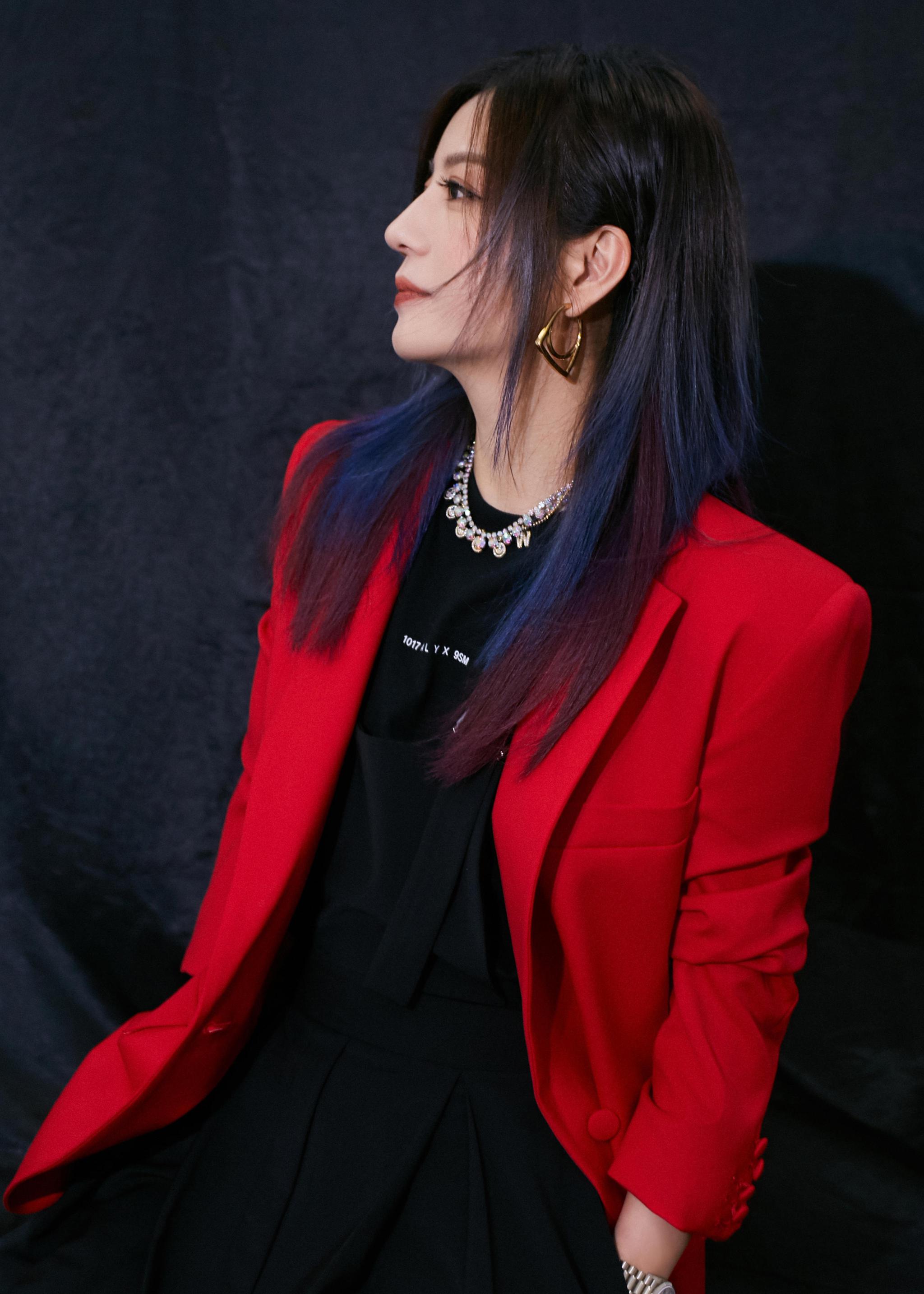 西装外套内搭连衣裙,经典红黑搭配诠释干练优雅