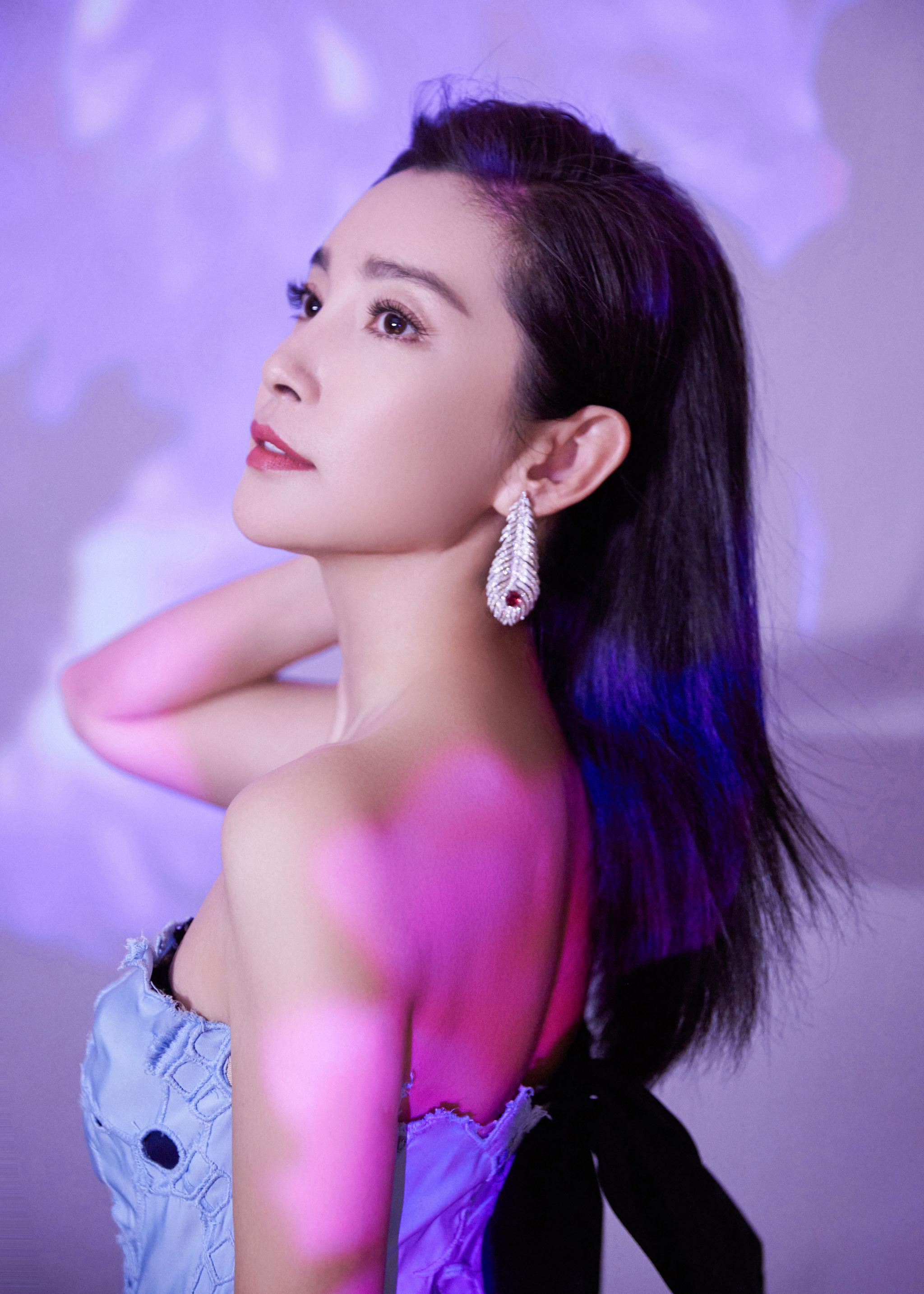 今晚微博之夜李冰冰一袭蓝色礼服裙优雅亮相