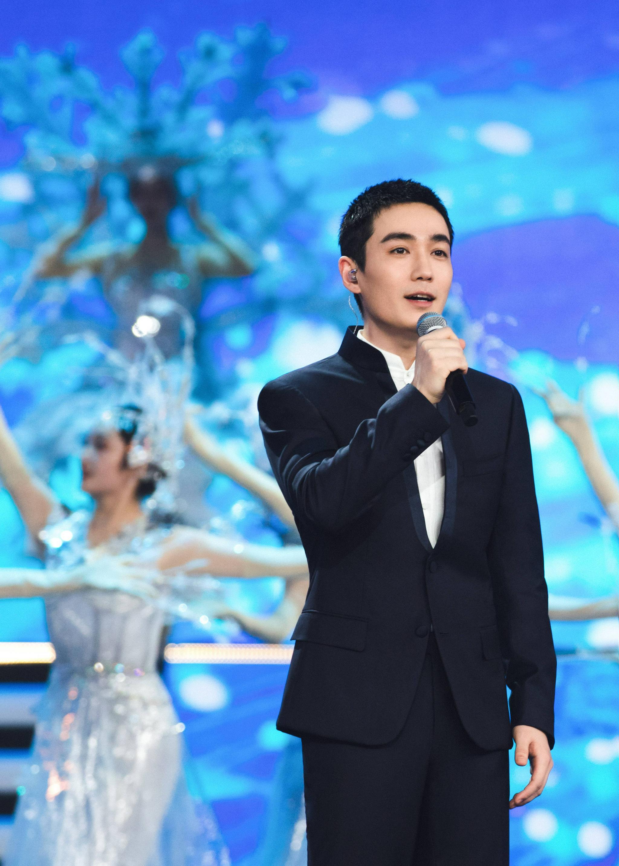 朱一龙央视国庆晚会舞台图96 正气满满的朱一龙!__财经头条