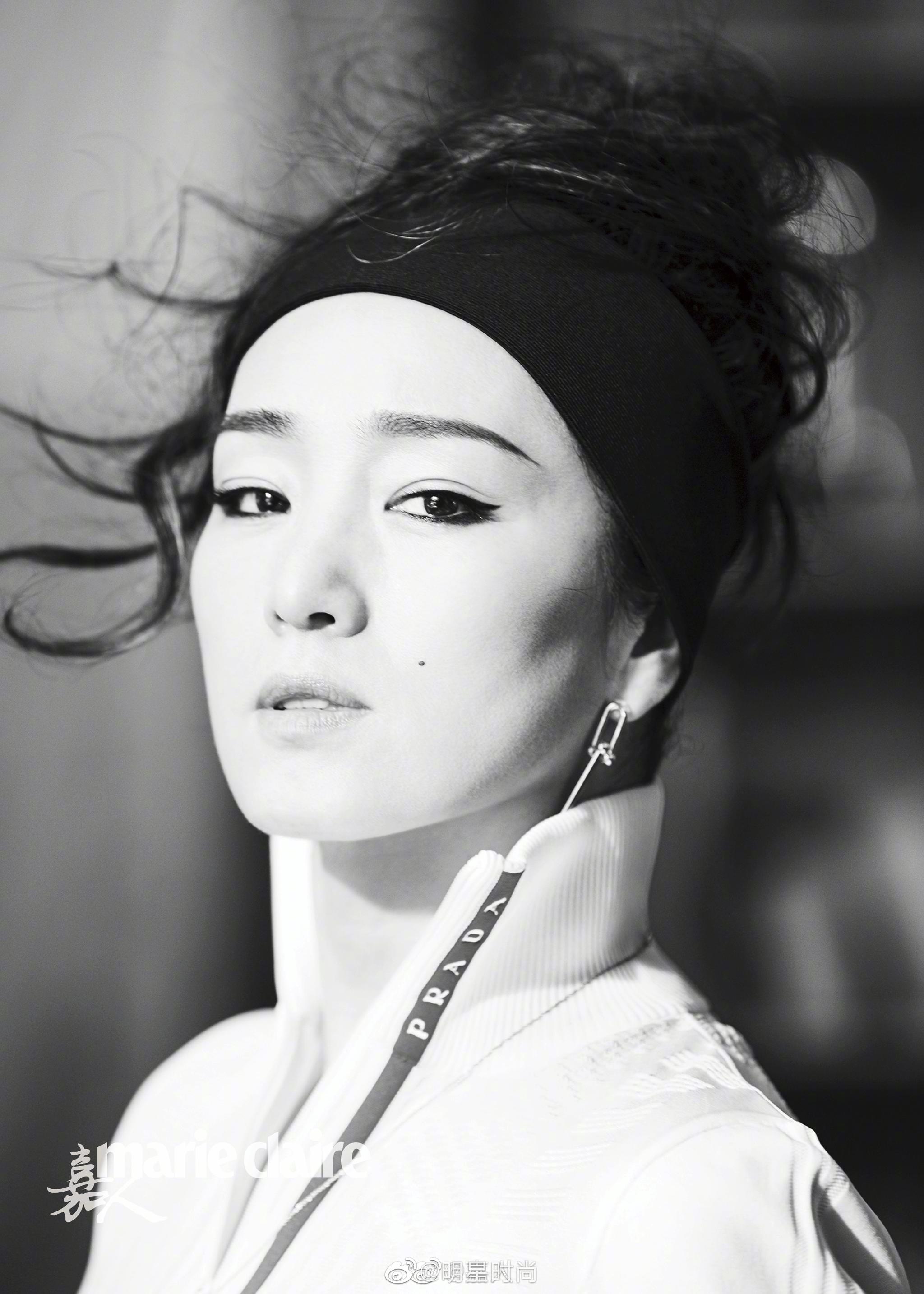 巩俐《嘉人》2019年9月刊,巩俐运动装热血元气不失妩媚,从容坚