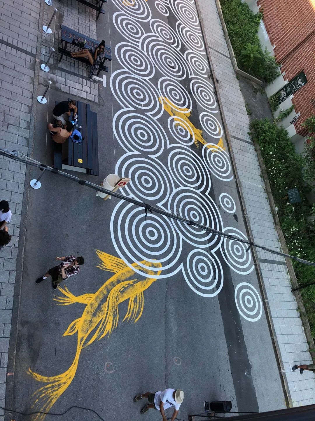 他用几笔简单的涂鸦将无聊的人行道变得充满趣味