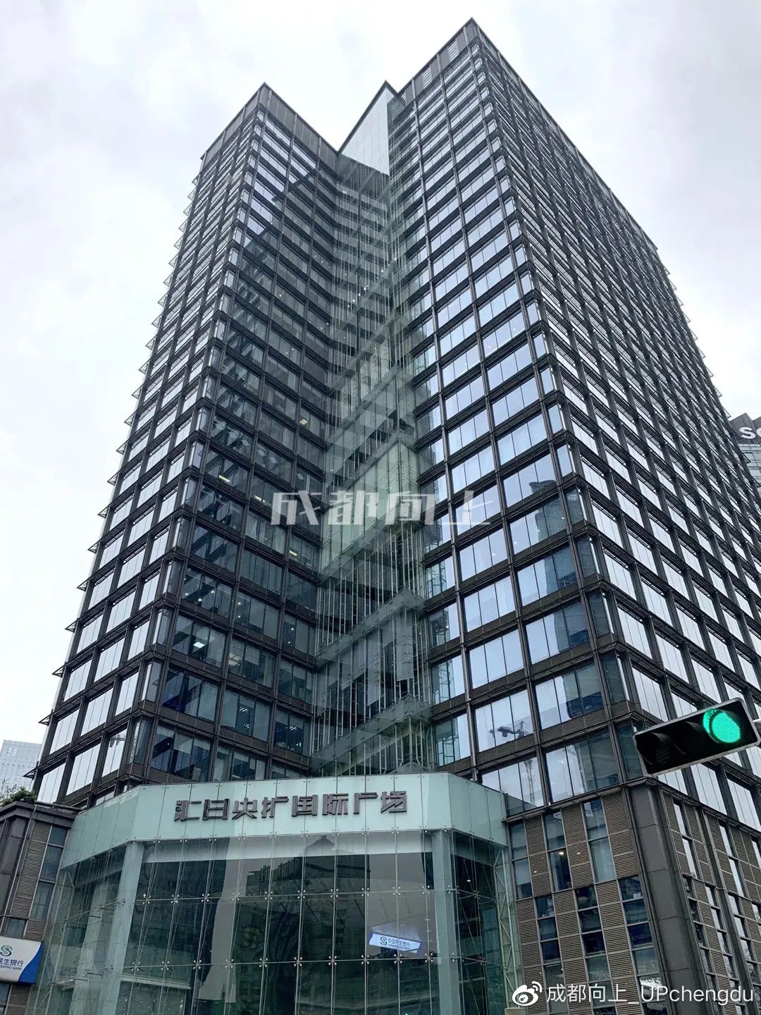 来到汇日央扩国际广场,别个的logo没有放在楼顶,而是放在进门口的